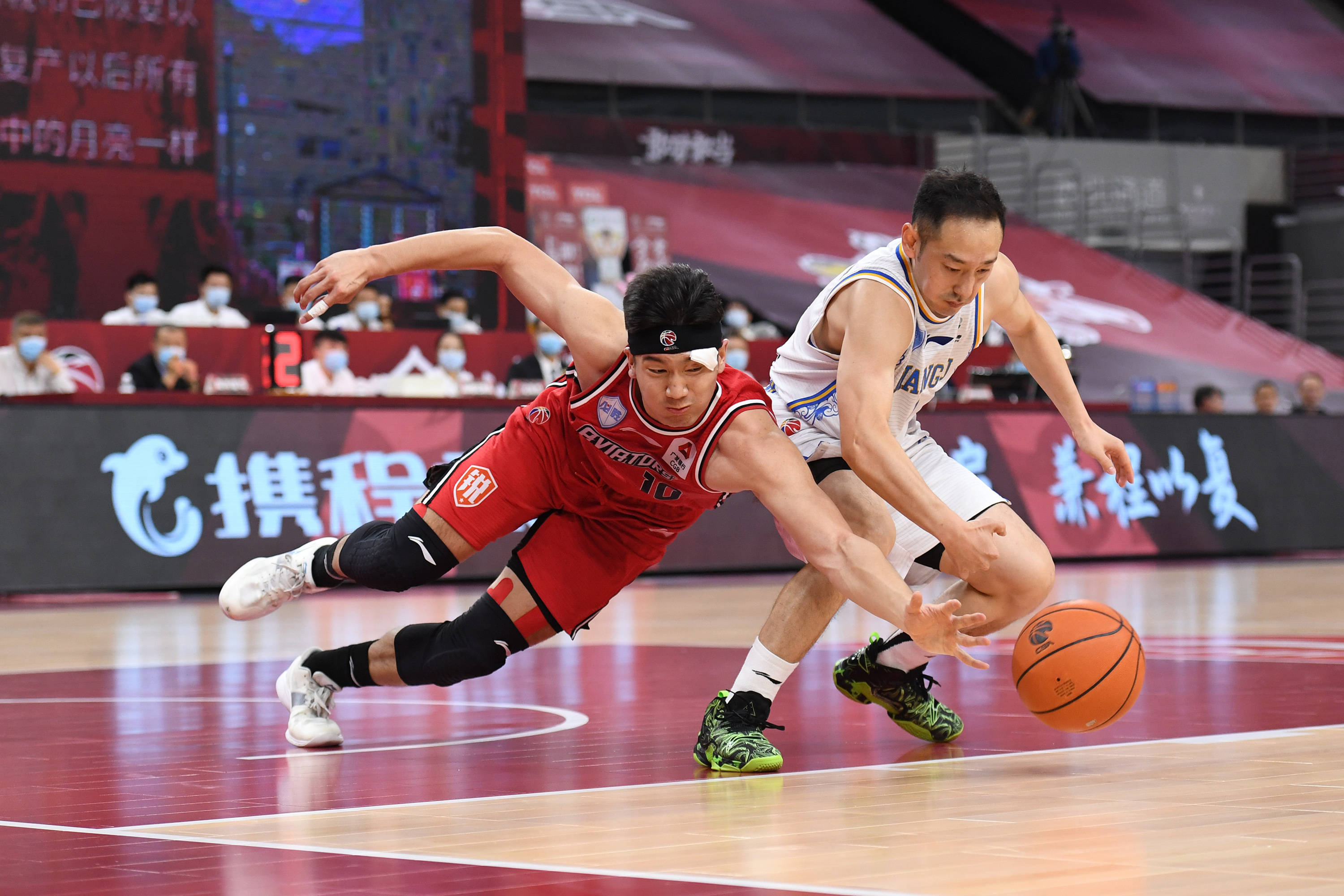 球场上的风采，运动员们展现出顶尖水准