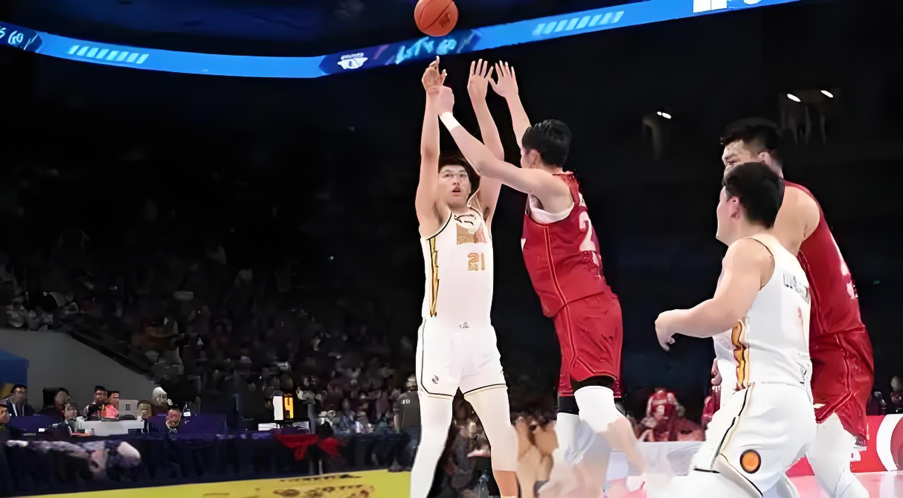 球赛中球队全力奋斗力战胜对手