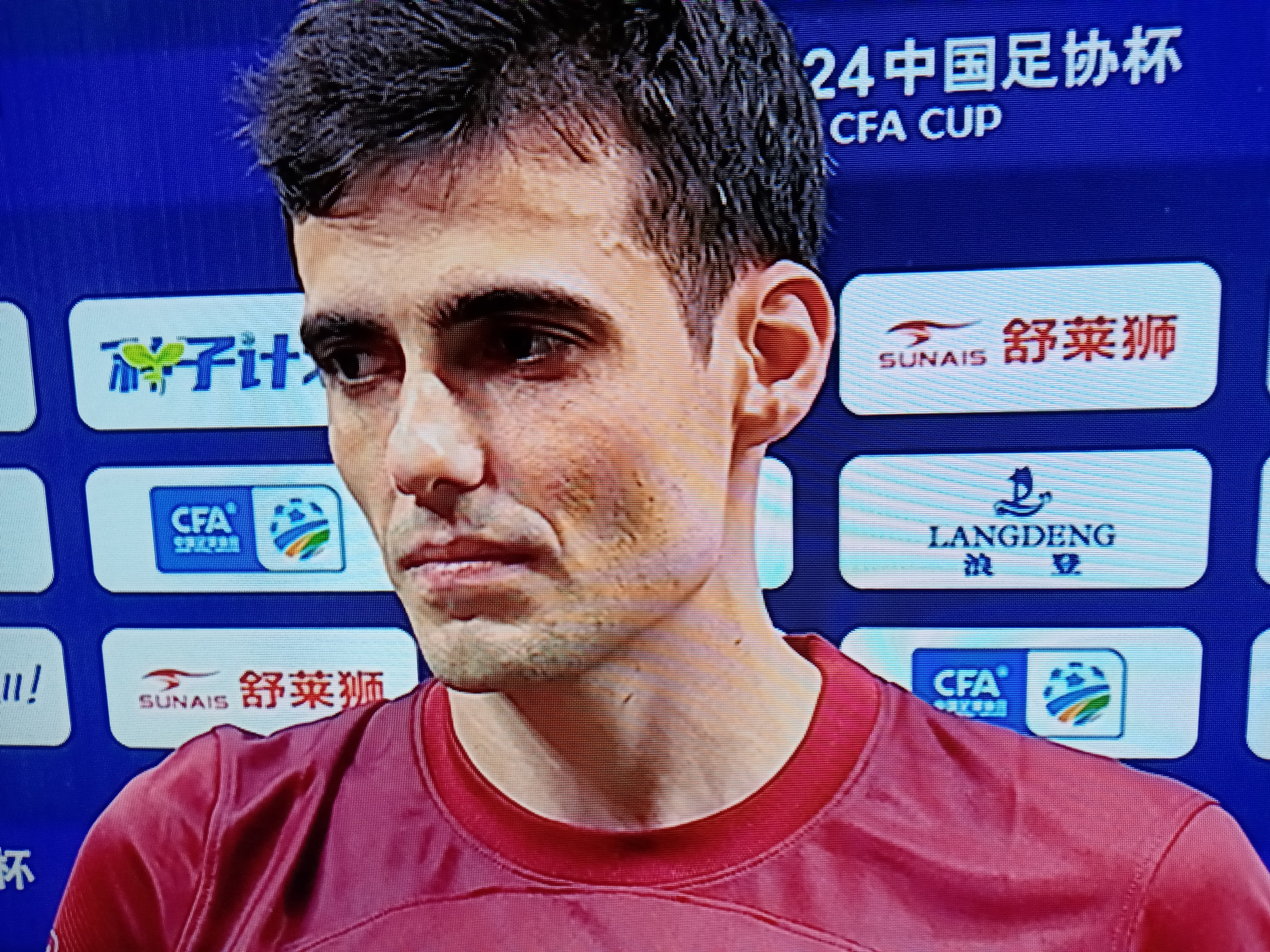 国内足球比赛节奏明快，各队实力均衡