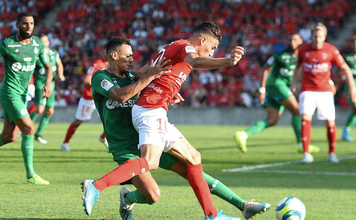 关于圣埃蒂安客场逼平尼斯，难分胜负的信息