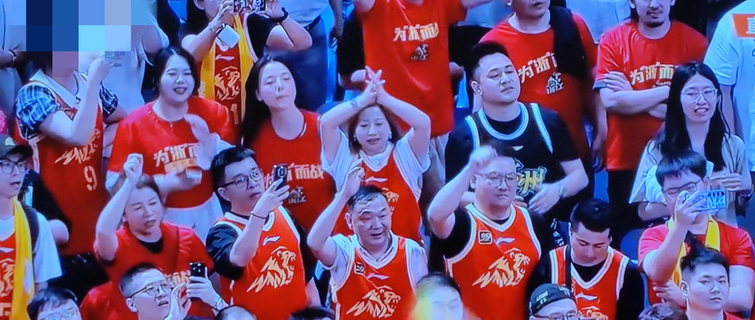 比赛精彩抢眼,观众掌声不断喝彩连连 比赛精彩抢眼,观众掌声不断喝彩连连