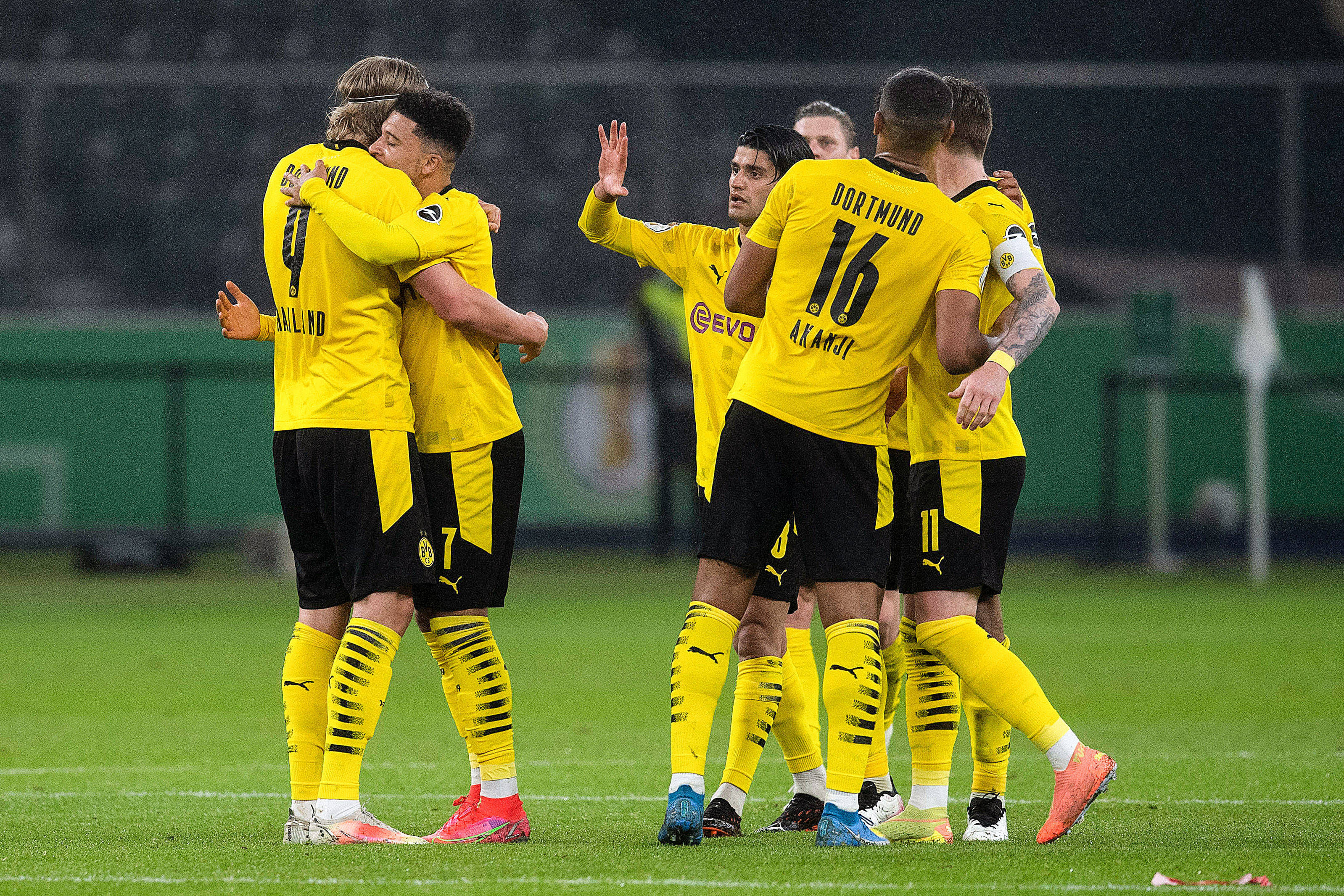 包含AC米兰主场击败多特蒙德，提前晋级的词条