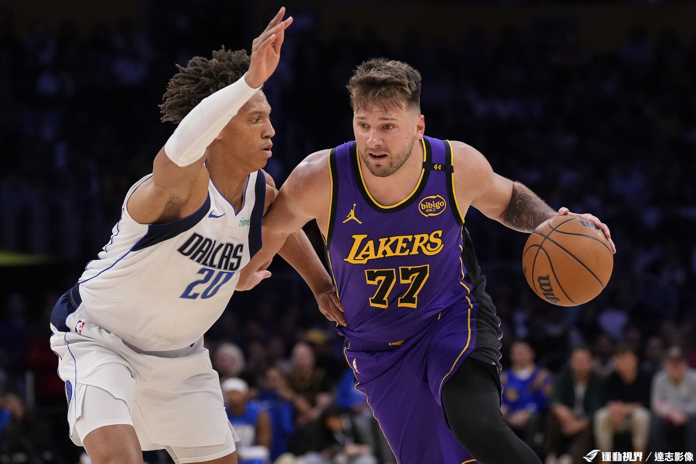 湖人客场击败小牛，詹姆斯率队取胜