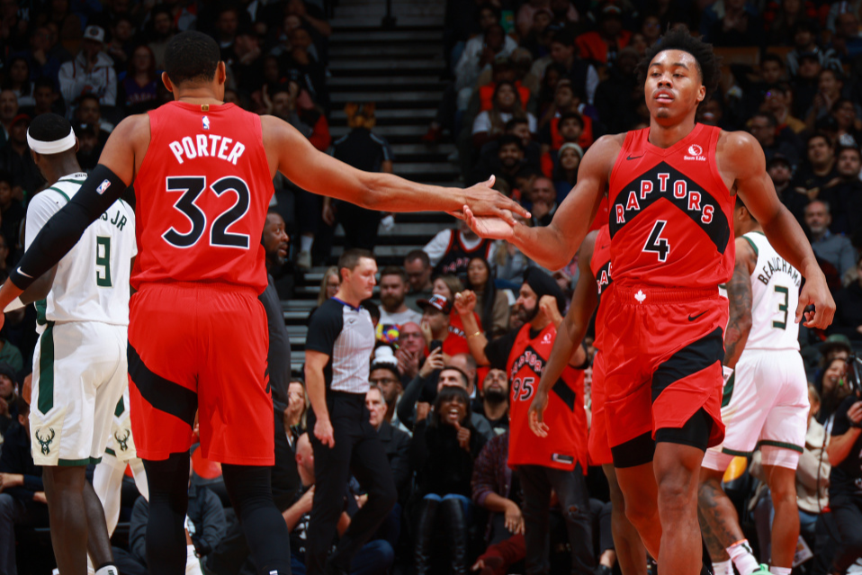 猛龙擒下雄鹿，继续保持不败